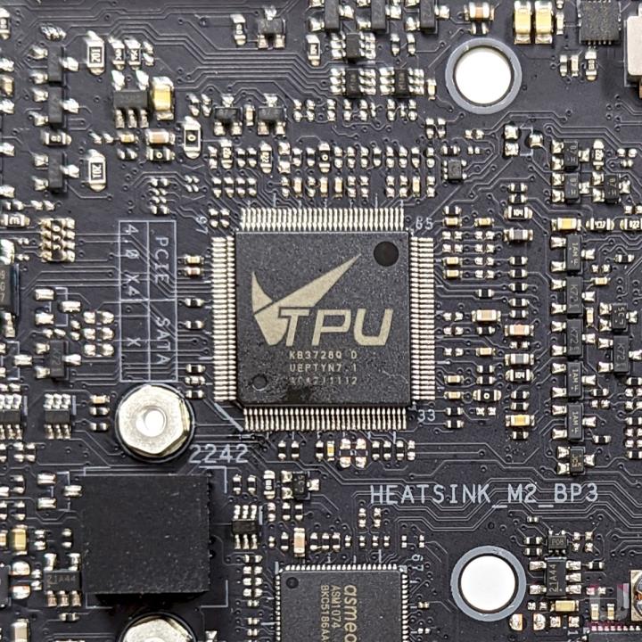 ROG CROSSHAIR X670E HERO 主机板开箱评测