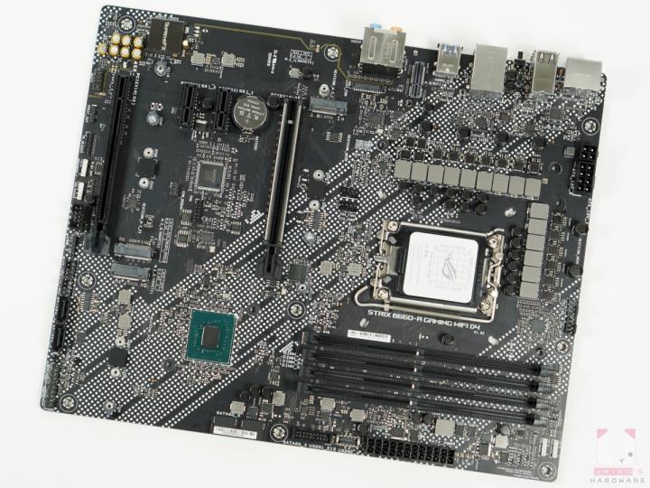 ROG STRIX B660-A GAMING WIFI D4 主机板开箱评测