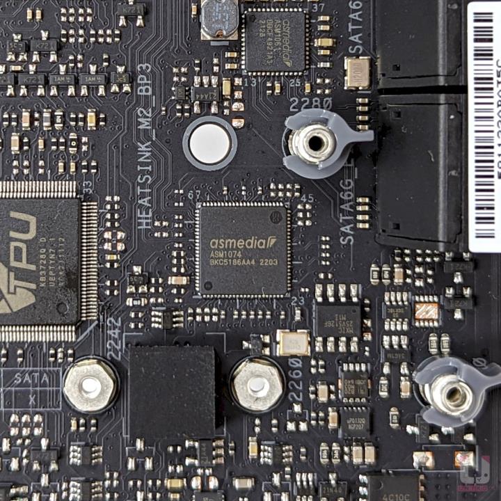 ROG CROSSHAIR X670E HERO 主机板开箱评测