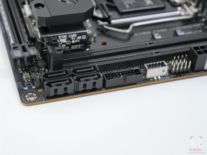 ROG STRIX Z590-I GAMING WIFI 评测开箱，内建 Thunderbolt 4 强悍的迷你小主机板
