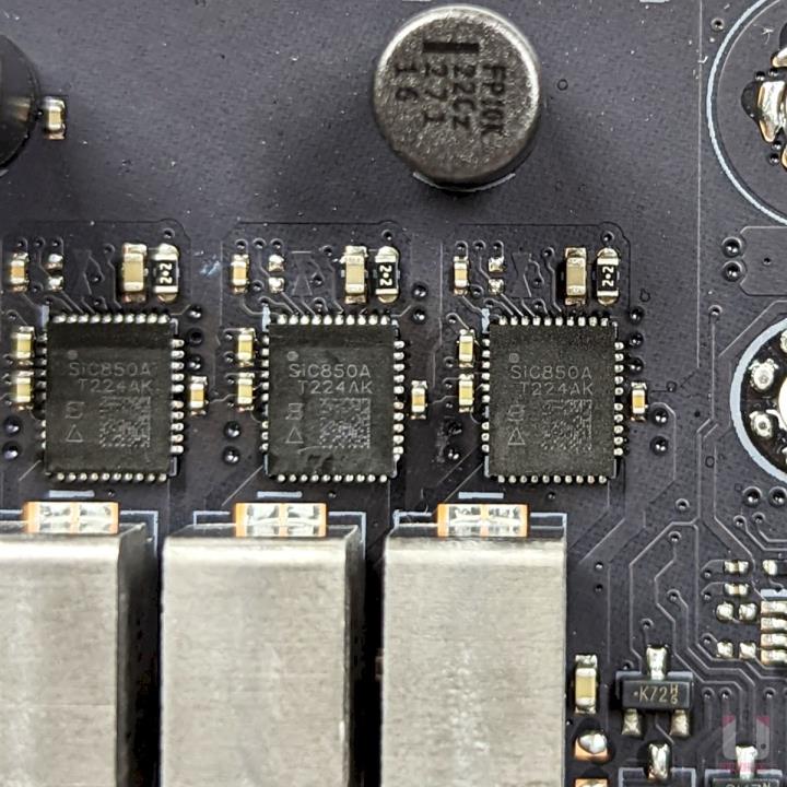 ROG CROSSHAIR X670E HERO 主机板开箱评测