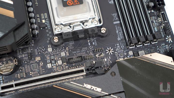 BIOSTAR X670E VALKYRIE 女武神主机板开箱评测
