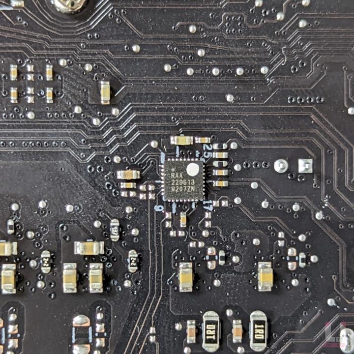 ROG CROSSHAIR X670E HERO 主机板开箱评测