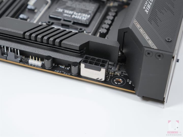 ROG STRIX Z590-I GAMING WIFI 评测开箱，内建 Thunderbolt 4 强悍的迷你小主机板