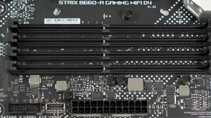 ROG STRIX B660-A GAMING WIFI D4 主机板开箱评测