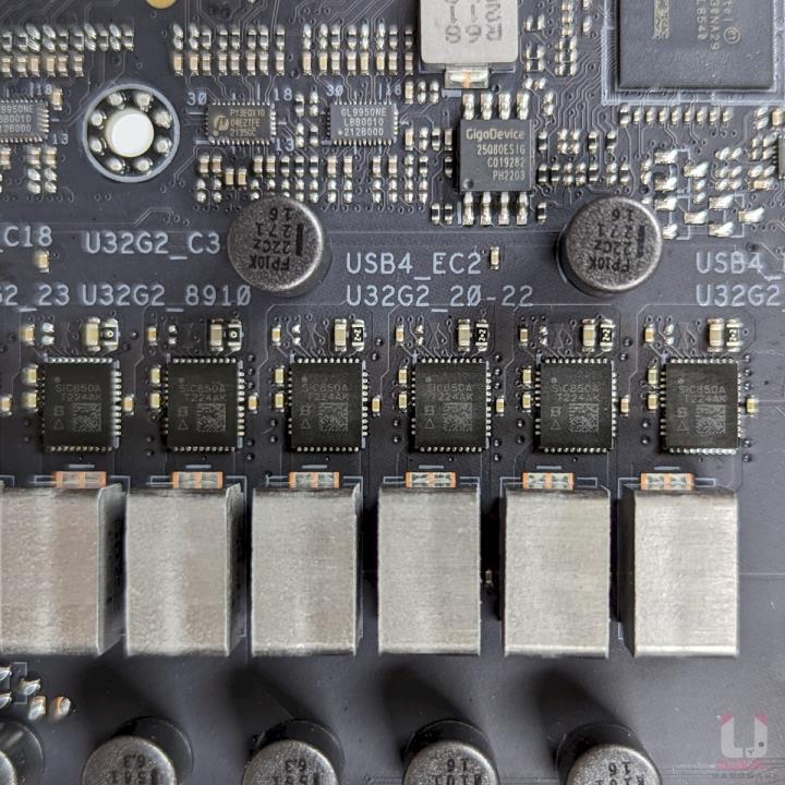ROG CROSSHAIR X670E HERO 主机板开箱评测