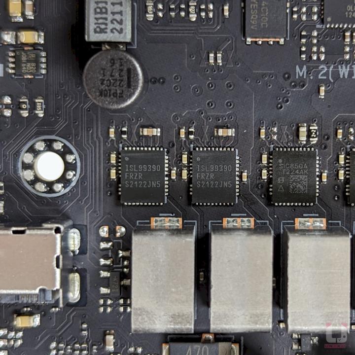 ROG CROSSHAIR X670E HERO 主机板开箱评测