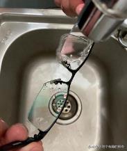 眼镜上有绿色的污渍怎么清理 眼镜上有绿色的污渍怎么清理