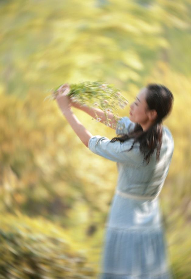 Photoshop调出外景人像暖黄色艺术效果